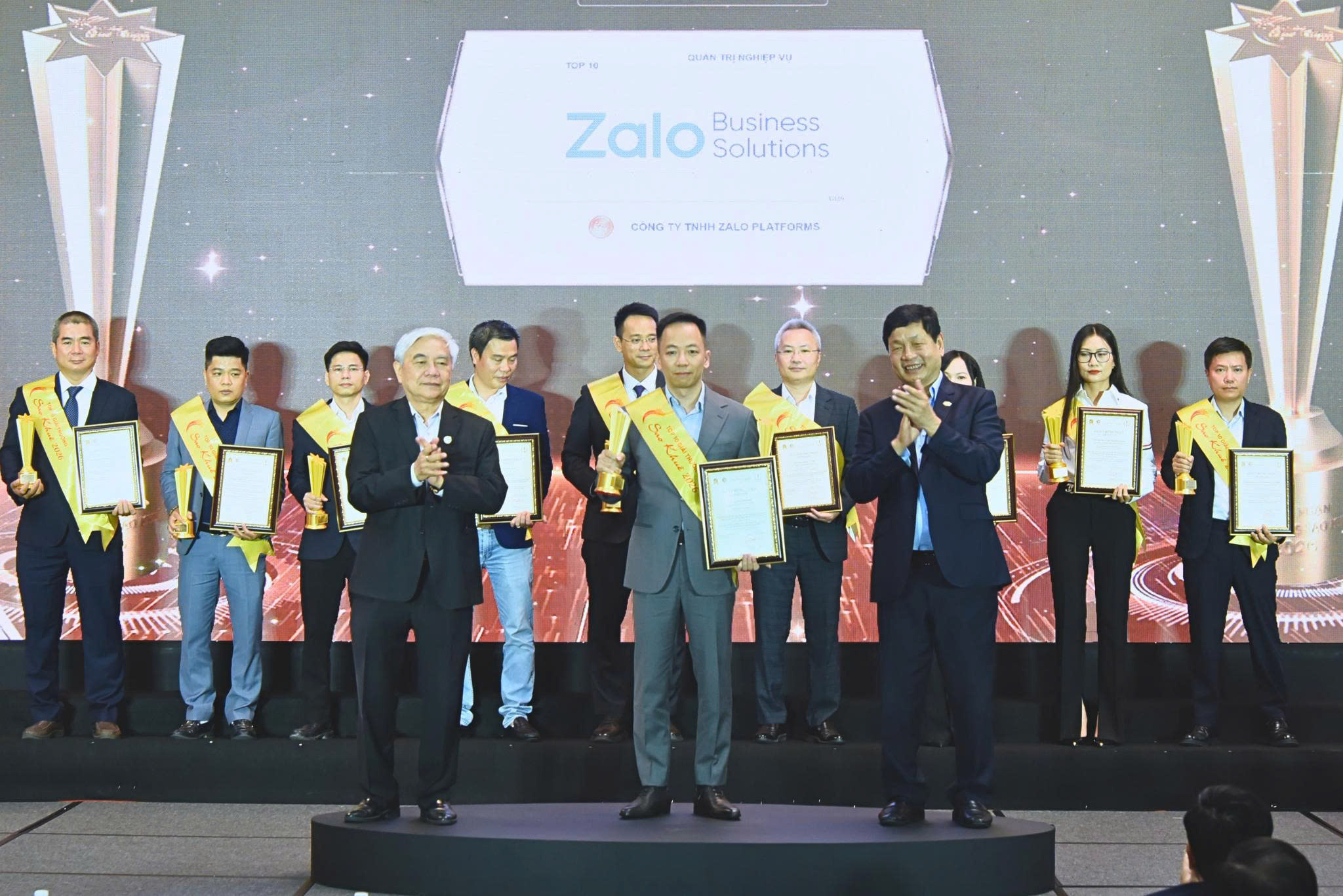 Ông Nguyễn Công Chính, Chief Business Officer, Zalo đại diện Zalo Business Solutions nhận Giải thưởng Top 10 Sao Khuê 2026 lĩnh vực Quản trị nghiệp vụ