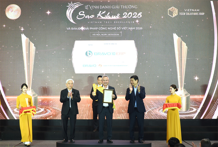 Ông Ngô Đình Hải, Phó giám đốc Công ty Cổ phần Phần mềm BRAVO, đại diện nhận Giải thưởng Sao Khuê 2026