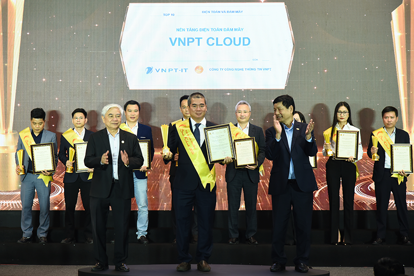 Ông Phạm Thanh Bình (đứng giữa) - Giám đốc VNPT Cloud nhận giải Top 10 Sao Khuê 2026. Nguồn: VINASA