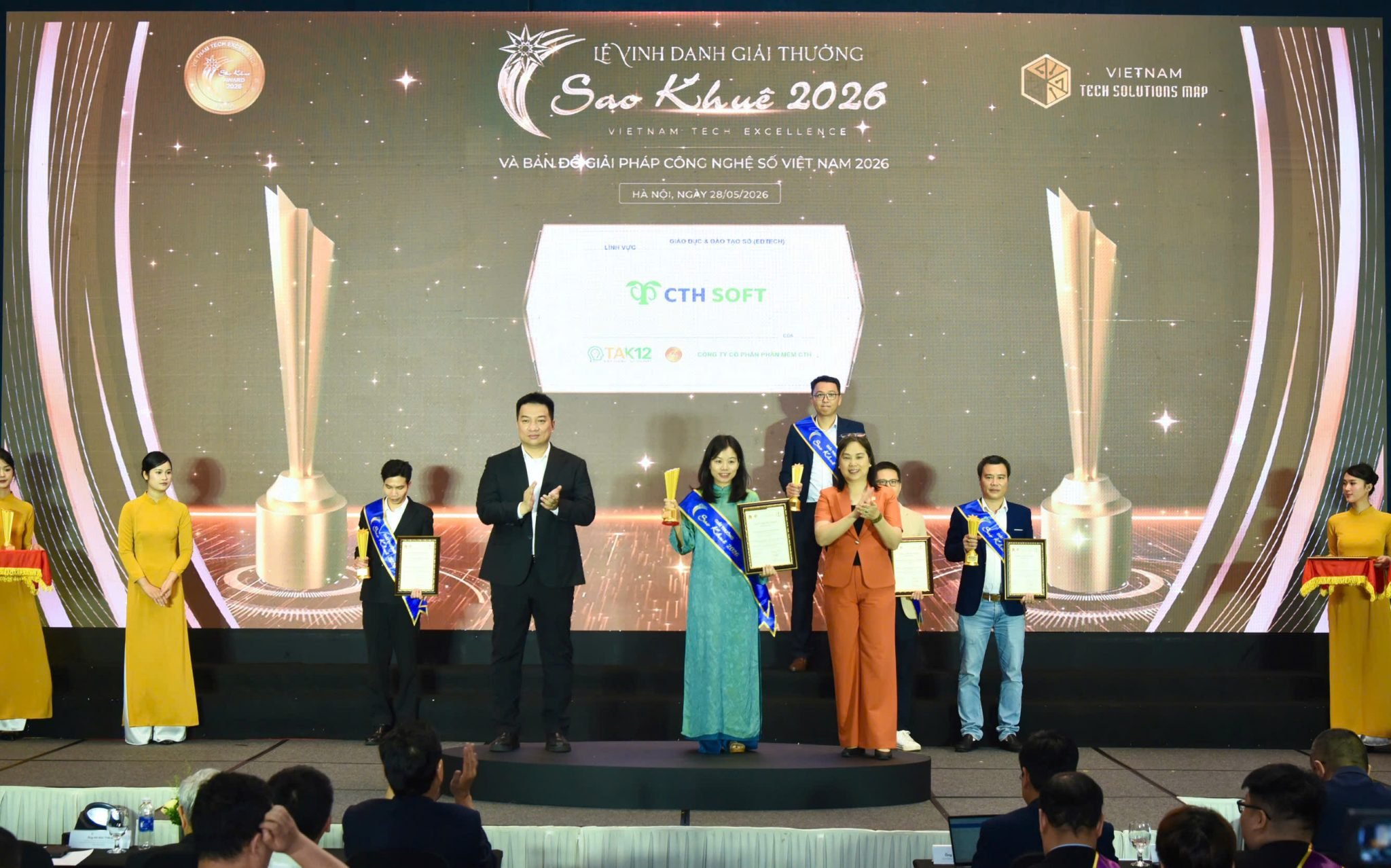 Chị Đặng Thị Huyền Linh – Giám đốc sản phẩm của CTH Soft – nhận Giải thưởng Sao Khuê 2026