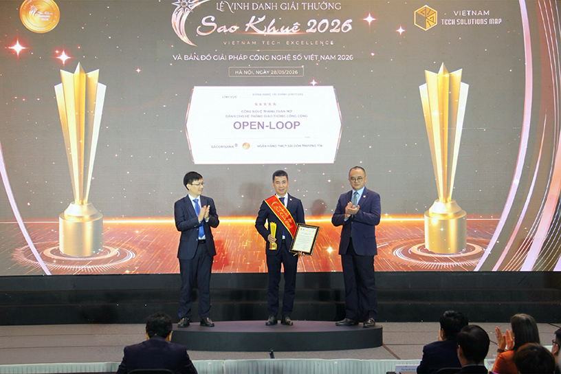 Ông Nguyễn Hoàng Hải – Phó Tổng giám đốc SACOMBANK (đứng giữa) nhận giải thưởng Sao Khuê 2026