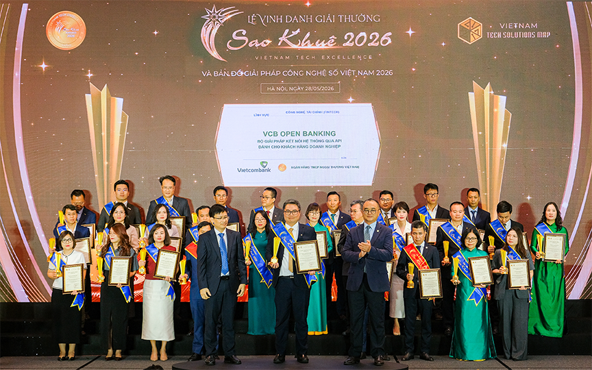 Đại diện Vietcombank, ông Trần Minh Quân - Trưởng phòng Quản lý kênh & Hệ thống thanh toán, Trung tâm Công nghệ thông tin nhận giải thưởng Sao Khuê 2026 dành cho giải pháp VCB Open Banking