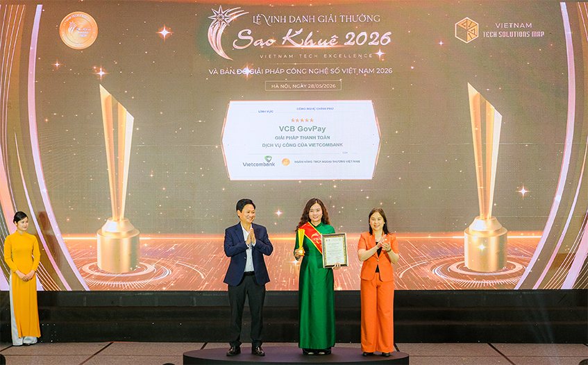 Đại diện Vietcombank, bà Đinh Phương Thu Hà - Giám đốc Ban Khách hàng Doanh nghiệp nhận cúp và chứng nhận xếp hạng 5 sao dành cho giải pháp VCB GovPay 