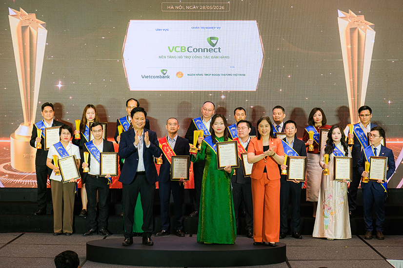 Đại diện Vietcombank, bà Nguyễn Thị Thanh Huyền - Phó Trưởng phòng Thiết kế và phát triển, Trung tâm Ngân hàng số nhận giải thưởng Sao Khuê 2026 cho nền tảng VCB Connect