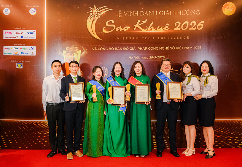 Đại diện các giải pháp xuất sắc đạt giải Sao Khuê 2026 của Vietcombank gồm VCB GovPay, VCB OneQR, VCB Open Banking và VCB Connect chụp ảnh lưu niệm tại lễ vinh danh