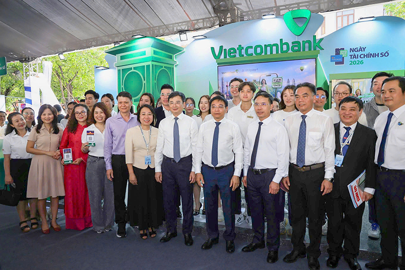 Phó Thủ tướng Chính phủ Nguyễn Văn Thắng cùng Thống đốc NHNN Phạm Đức Ấn, Phó Chủ tịch thường trực UBND TP. HCM Nguyễn Lộc Hà, TBT Báo Tuổi trẻ Lê Thế Chữ và các đại biểu chụp hình lưu niệm tại không gian trải nghiệm Vietcombank trong Ngày Tài chính số năm 2026