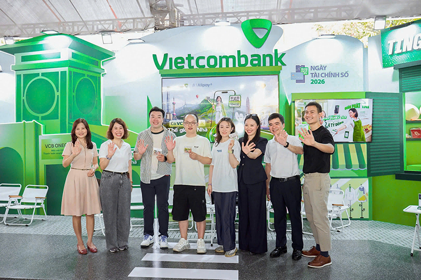 Không gian trải nghiệm của Vietcombank giới thiệu hệ sinh thái giải pháp số dành cho khách hàng cá nhân, hộ kinh doanh và doanh nghiệp, nổi bật là VCB Digibank phiên bản Hộ kinh doanh và giải pháp thanh toán VCB OneQR