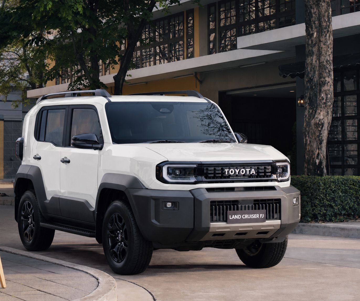 Toyota Land Cruiser FJ ra mắt khách Việt, giá gần 1,2 tỷ đồng