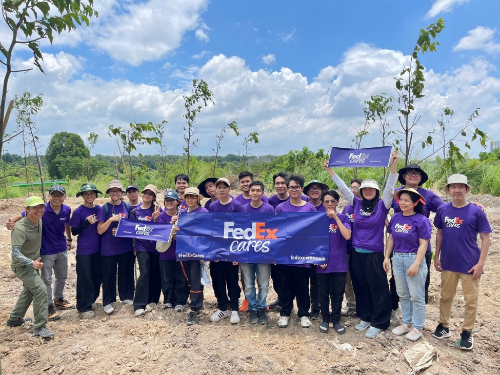 Tình nguyện viên FedEx chung tay phủ xanh đô thị và phục hồi rừng ngập mặn