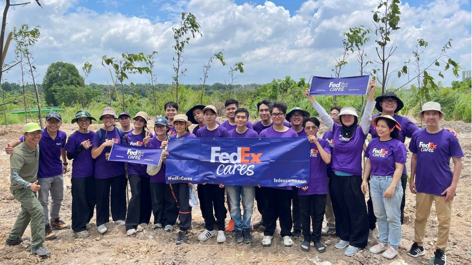 Tình nguyện viên FedEx chung tay phủ xanh đô thị và phục hồi rừng ngập mặn