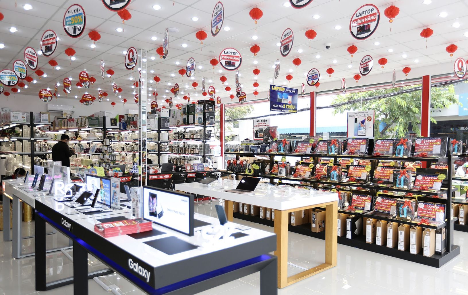 Tân sinh viên sẽ nhận ưu đãi đến 30% khi chọn mua laptop tại FPT Shop