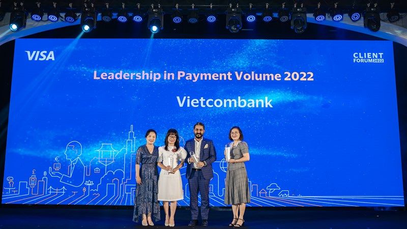 Bà Đoàn Hồng Nhung - Phó Giám đốc Khối bán lẻ Vietcombank nhận giải thưởng