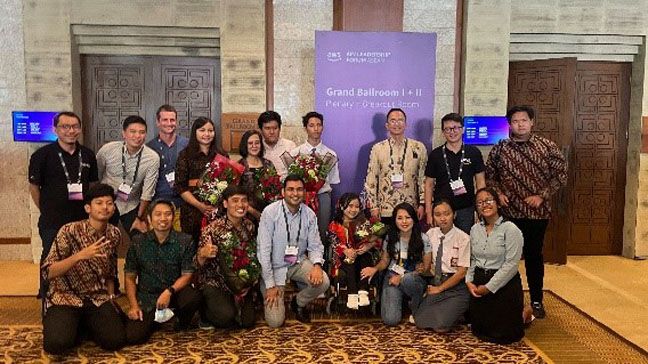 Học viên của chương trình AWS Laptops for Builders tại Indonesia