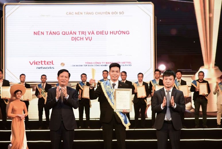 Đ/c Thiều Văn Thiện vinh hạnh trở thành đại diện của VOSP nâng cao chiếc cúp Sao Khuê