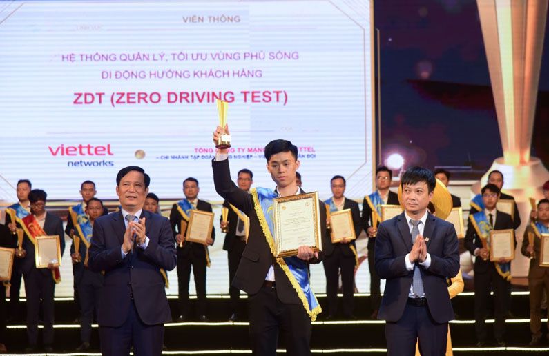 Đại diện nhóm ZDT, Đ/c Bùi Công Thành nhận giải Sao Khuê 2022
