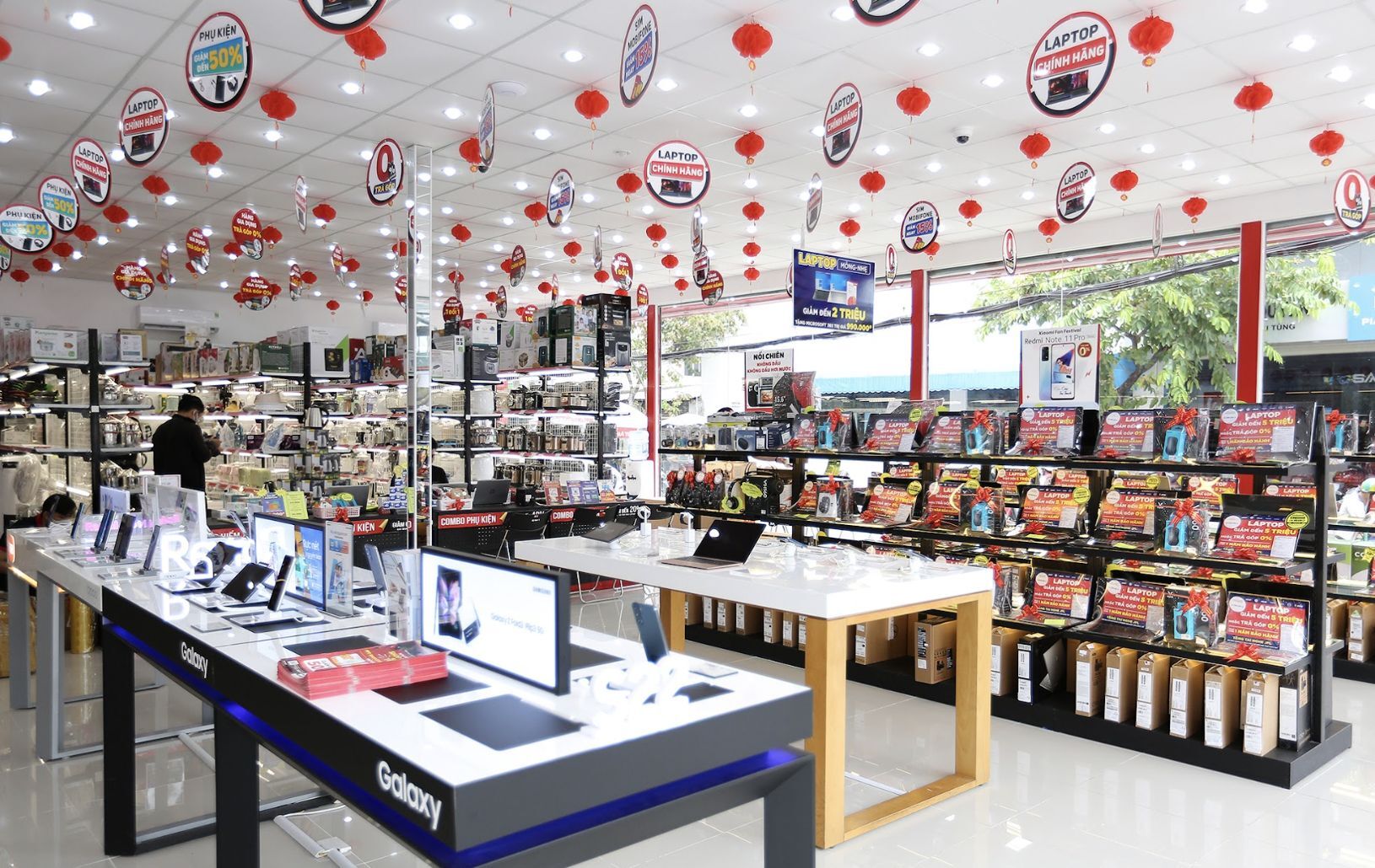 Tân sinh viên sẽ nhận ưu đãi đến 30% khi chọn mua laptop tại FPT Shop