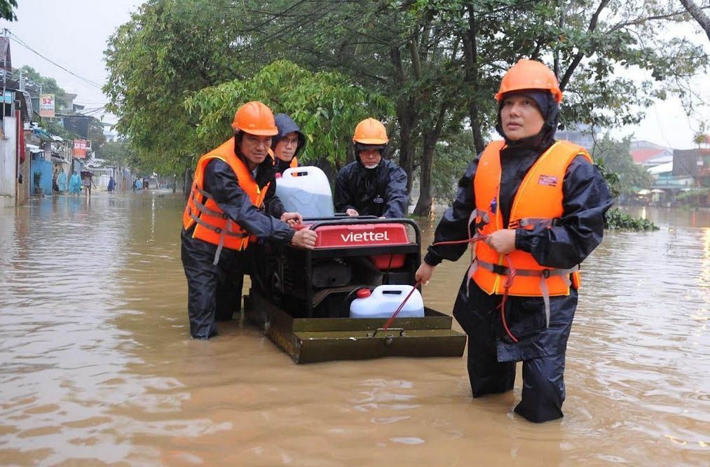 Viettel hỗ trợ người dân vùng ảnh hưởng bão Noru