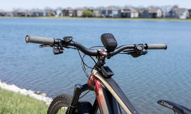 Bạn muốn nghe nhạc khi đạp xe tập luyện hay lái xe đi phượt? JBL Wind3S dễ dàng kẹp chắc chắn vào các loại ghi-đông, tay lái nhờ chiếc ngàm chuyên dụng. Ngoài ra, JBL Wind3S còn trang bị thêm chiếc kẹp, giúp loa gắn vừa vặn với hầu hết chất liệu và kích thước dây đeo túi, ba lô mà không sợ bị tuột, rơi hay xô lệch khỏi vị trí.JBL Wind3S Bạn muốn nghe nhạc thư giãn tại nhà? Chỉ cần ấn nút play trên thân loa để chuyển từ chế độ "Sport" - ngoài trời sang chế độ "Bass" - trong nhà. Công nghệ JBL's Signature Sound mạnh mẽ của JBL Wind3S mang lại chất lượng âm thanh sống động, chân thực. Với thời lượng phát nhạc 5 giờ liên tục, người dùng có thể kết nối bluetooth của JBL Wind3S với điện thoại hay các thiết bị hỗ trợ bluetooth khác để nghe nhạc suốt hành trình di chuyển. Ngoài ra, khả năng kháng nước kháng bụi chuẩn IP67 của JBL Wind 3S còn cho phép người dùng thoải mái sử dụng trên mọi nẻo đường, bất chấp các điều kiện thời tiết. Tại thị trường Việt Nam, loa di động JBL Wind3S đang được chào bán với giá 1,79 triệu đồng.