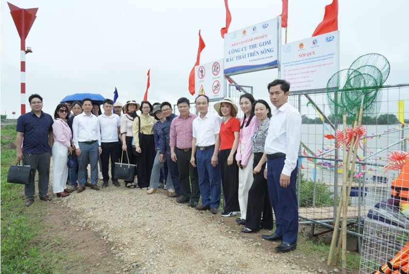thu-gom-rac-tren-song.jpg