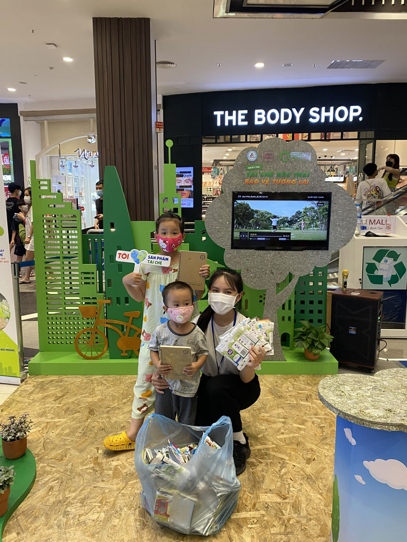 Đổi rác lấy quà tại AEON MALL ở Hà Nội