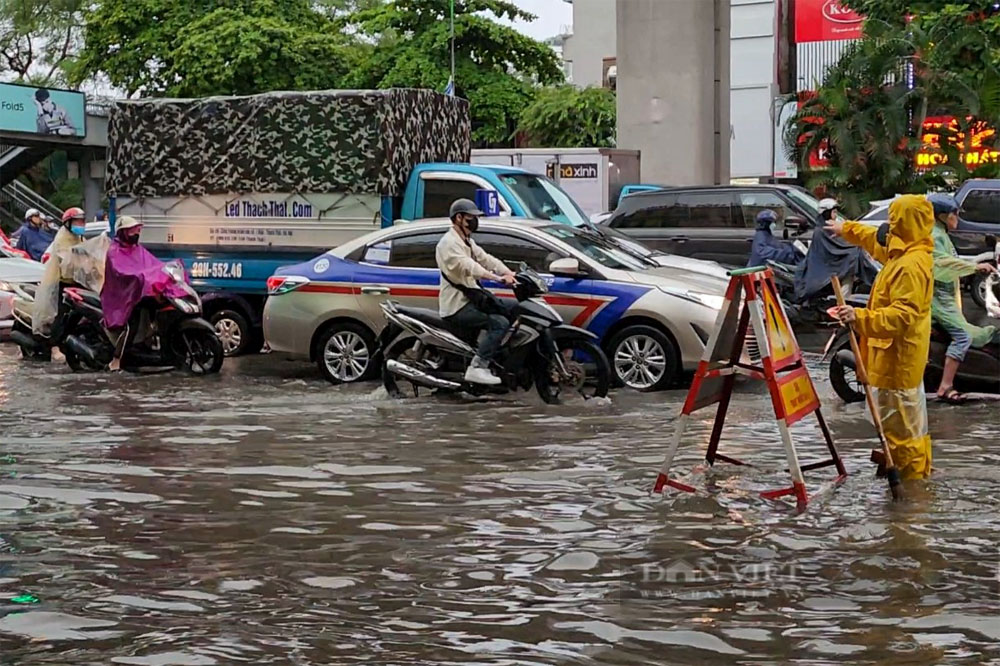 Hà Nội lại thành Hà Lội sau cơn mưa chiều nay