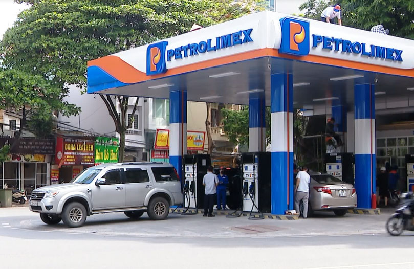 Thuế nhập khẩu xăng giảm gần một nửa