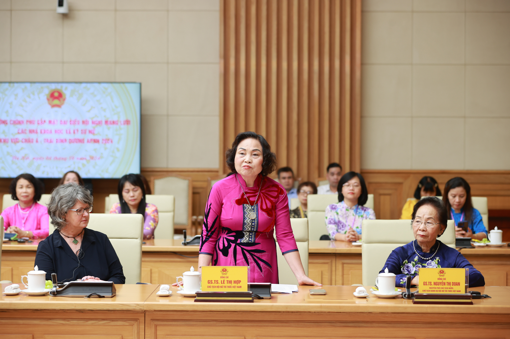Thủ tướng tiếp các nhà khoa học và kỹ sư nữ khu vực châu Á - Thái Bình Dương