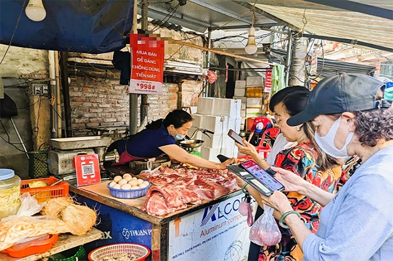 Bà con tiểu thương được đào tạo về công nghệ số để bắt kịp xu thế tiêu dùng và mở rộng mạng lưới tiêu thụ sản phẩm, nhất là các đặc sản địa phương