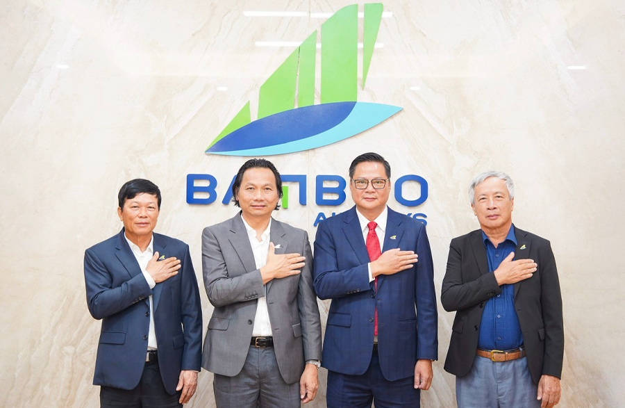 Ông Phạm Ngọc Vịnh (thứ hai từ phải sang), tân Chủ tịch HĐQT Bamboo Airways.