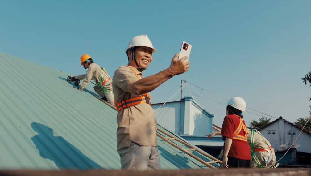 Tôn vinh bàn tay lao động - thông điệp từ phim quảng cáo mới của Home Credit