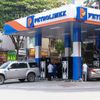 Thuế nhập khẩu xăng giảm gần một nửa