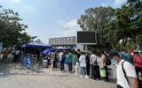 Người lao động Trung Quốc xếp hàng tham gia tuyển dụng tại Foxconn