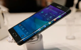 Vì sao smartphone Android dần từ bỏ màn hình cong?