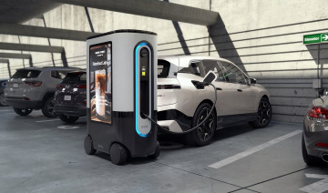 Robot có thể tự chạy đến sạc pin cho ô tô điện