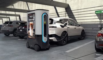 Robot có thể tự chạy đến sạc pin cho ô tô điện