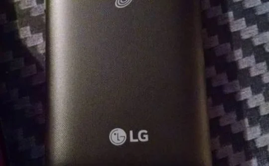 LG "gặp hạn" vì smartphone 10 USD Tracfone Lucky LG16