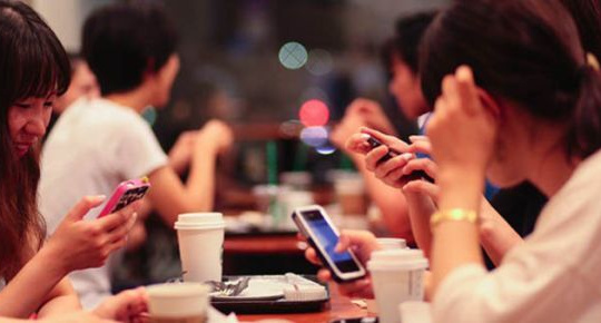 Giới trẻ Việt Nam "cắm mặt" vào điện thoại hơn 2 giờ mỗi ngày