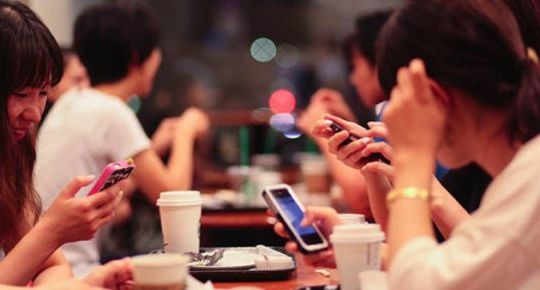 Giới trẻ Việt Nam "cắm mặt" vào điện thoại hơn 2 giờ mỗi ngày