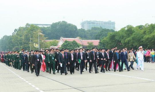 Các tài năng trẻ Việt Nam báo công bên Lăng Bác