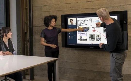 Surface Hub vừa trễ hẹn vừa tăng giá