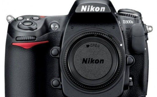Nikon bất ngờ ra mắt D400, giá tầm 53 triệu đồng