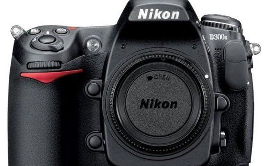 Nikon bất ngờ ra mắt D400, giá tầm 53 triệu đồng