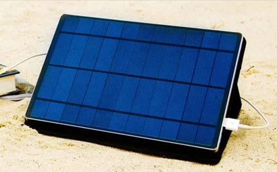 Sạc dự phòng 13.000 mAh sạc bằng năng lượng mặt trời