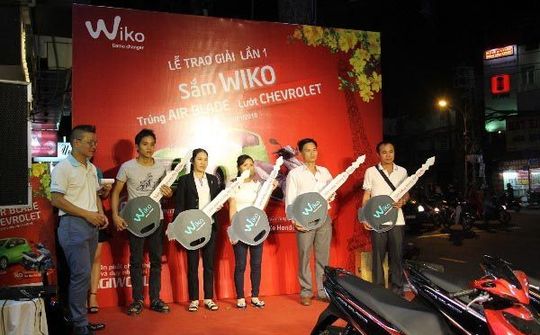 DGW trao giải cho khách hàng may mắn mua smartphone Wiko