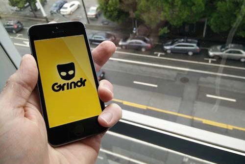 Ứng dụng hẹn hò đồng tính nam "bán mình" cho hãng game