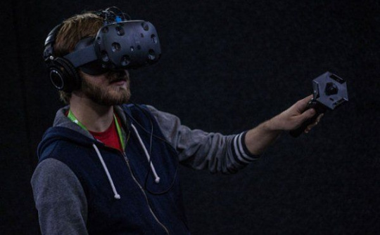 HTC cho đặt hàng Vive VR