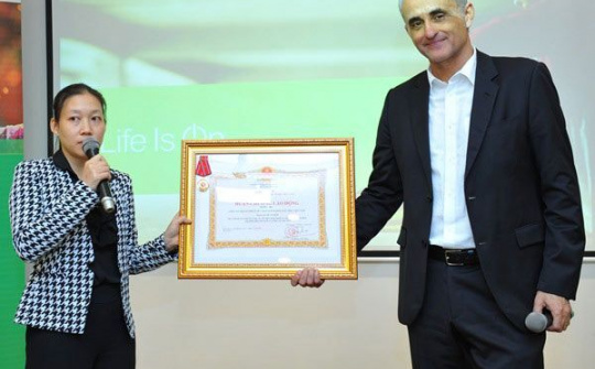 Schneider Electric Việt Nam đón nhận huân chương lao động hạng 3