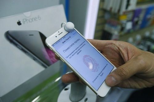 Dân Nga đổ xô đi mua iPhone vì... khủng hoảng