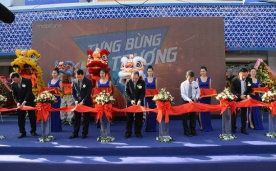 Xếp hàng mua smartphone giá 0 đồng tại showroom MobiFone Biên Hòa