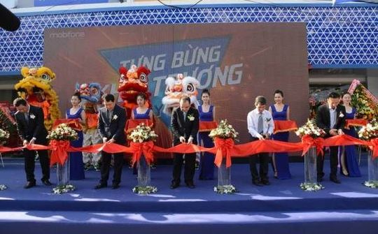 Xếp hàng mua smartphone giá 0 đồng tại showroom MobiFone Biên Hòa